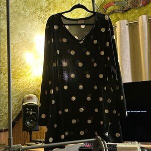 Gently Loved 3X LuLaRoe Long Sleeve V Neck. From a non smoking/pet friendly home